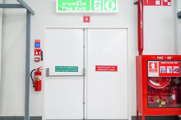Hogyan működnek a tűzveszélyes ajtók az életek és a tulajdon védelme érdekében?